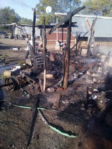 SE DISPONÍA A REALIZAR SU ALMUERZO Y SE LE INCENDIA TEJABAN.