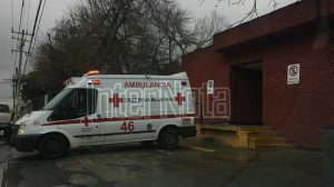 CAE DE ESCALERA Y RESULTA LESIONADO.