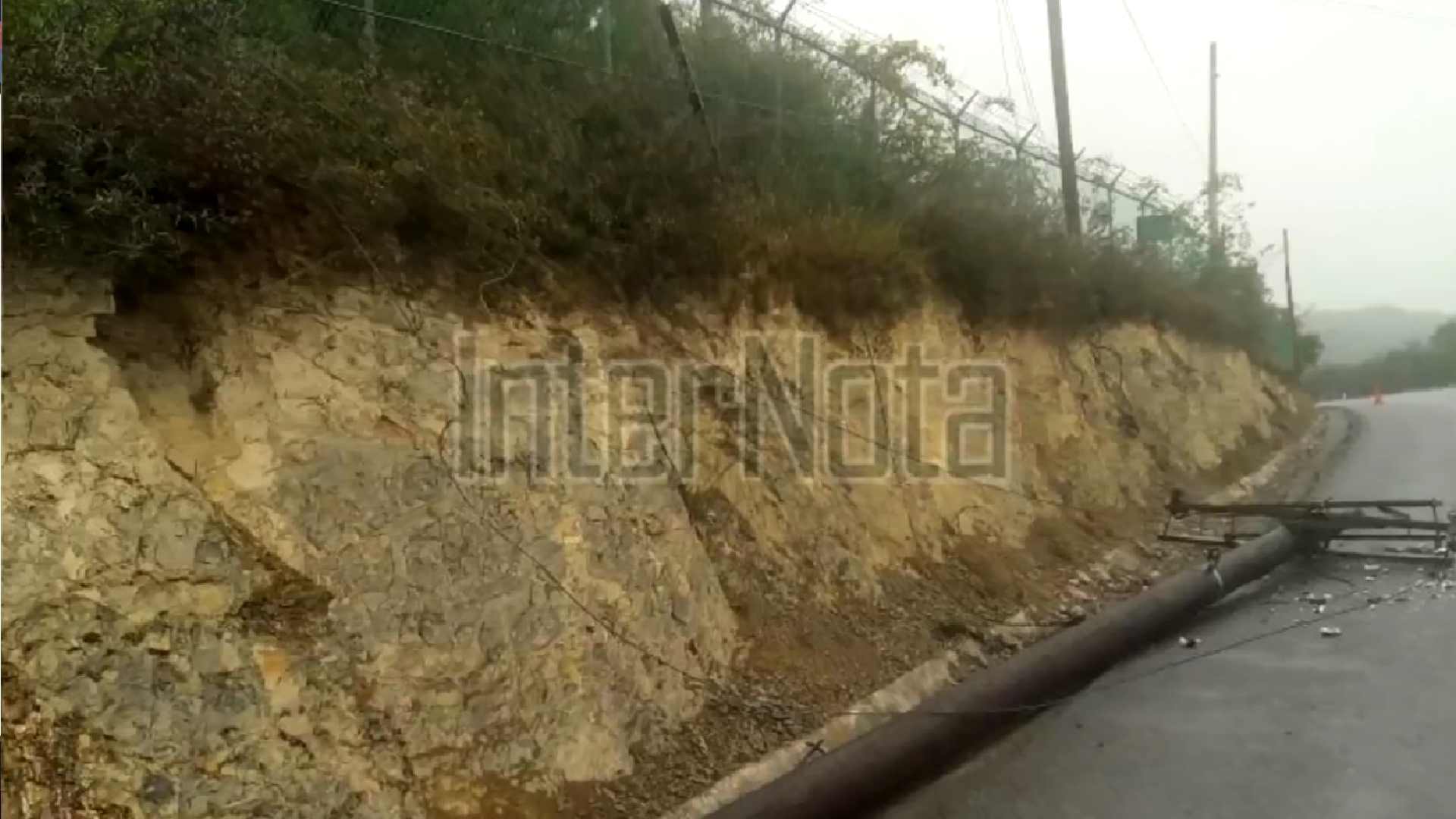 EXTREME PRECAUCIONES AL CONDUCIR POR MARGARITAS, SE ENCUENTRA POSTE DERRIBADO.