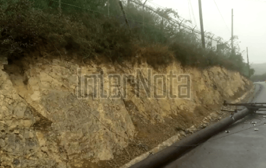 EXTREME PRECAUCIONES AL CONDUCIR POR MARGARITAS, SE ENCUENTRA POSTE DERRIBADO.