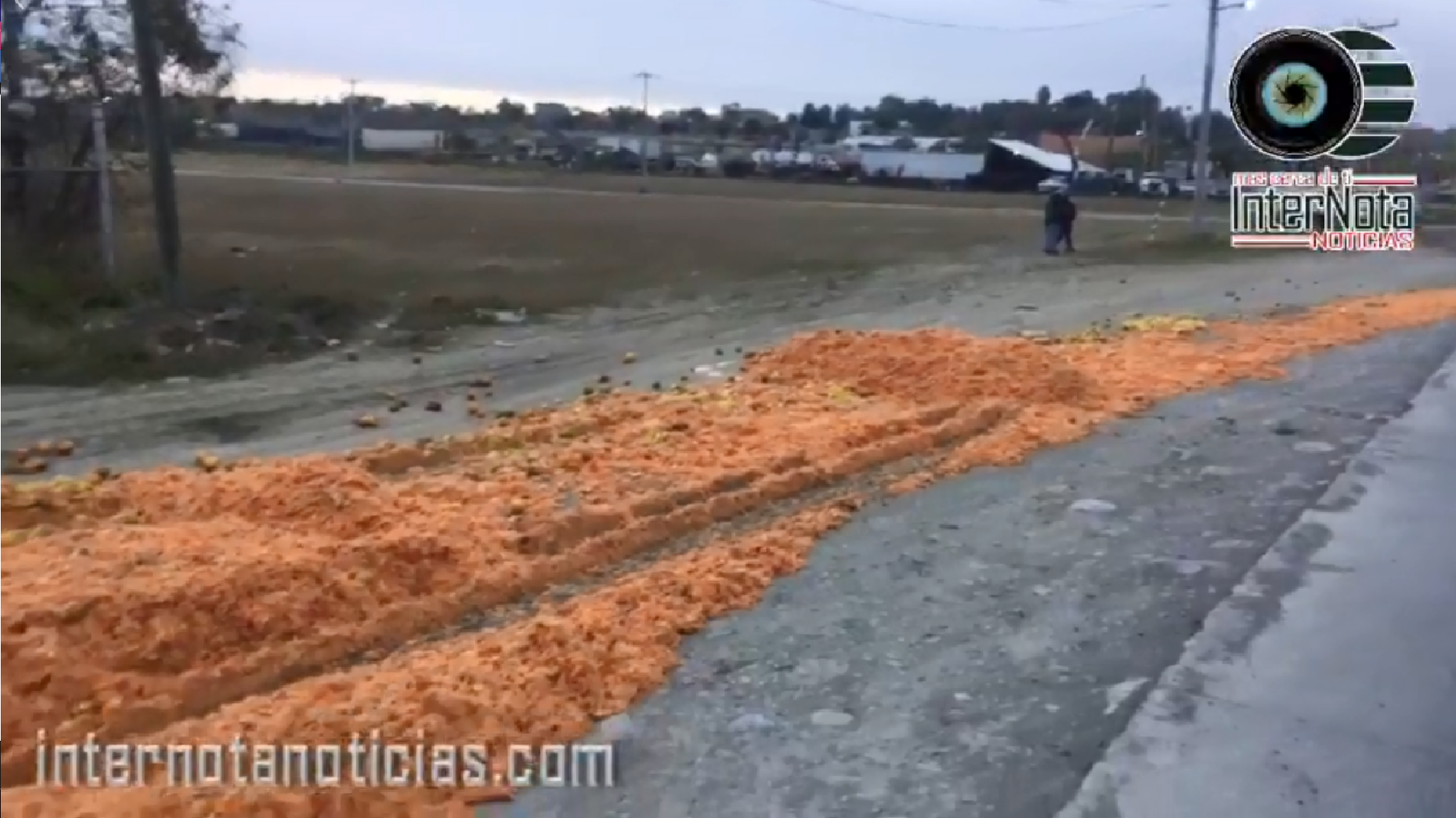 DERRAME DE DESECHOS DE NARANJA PROVOCAN CAOS VIAL EN LIBRAMIENTO A CADEREYTA