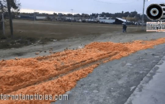 DERRAME DE DESECHOS DE NARANJA PROVOCAN CAOS VIAL EN LIBRAMIENTO A CADEREYTA