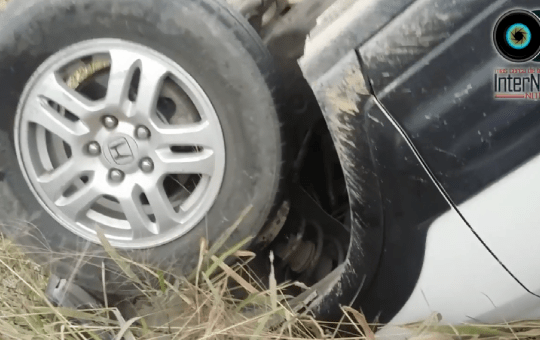 VUELCA CAMIONETA A LA ALTURA DEL RIO RAMOS.