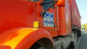 VUELCA REMOLQUE AL DESPRENDERSE DEL TRACTO CAMIÓN.