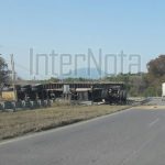 VUELCA REMOLQUE AL DESPRENDERSE DEL TRACTO CAMIÓN.