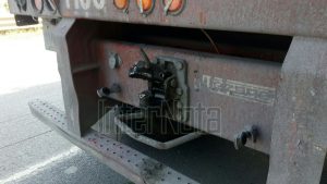 VUELCA REMOLQUE AL DESPRENDERSE DEL TRACTO CAMIÓN.