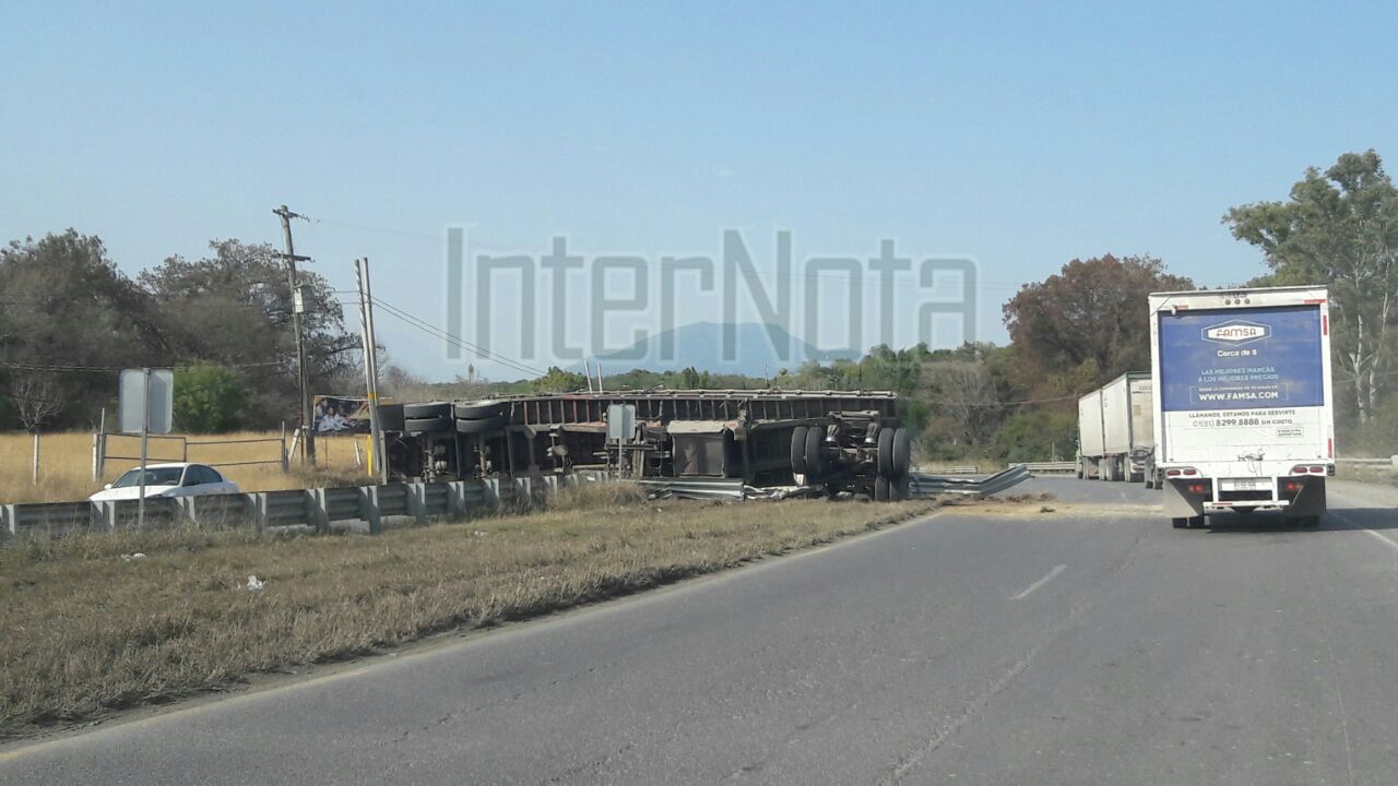 VUELCA REMOLQUE AL DESPRENDERSE DEL TRACTO CAMIÓN.