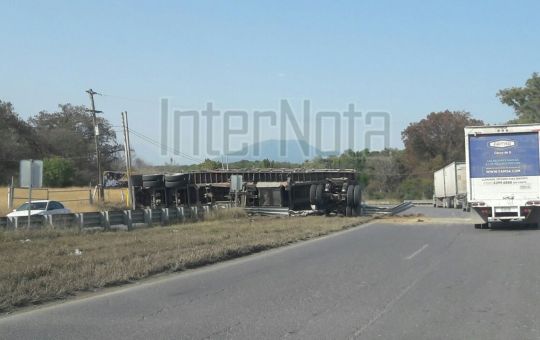 VUELCA REMOLQUE AL DESPRENDERSE DEL TRACTO CAMIÓN.