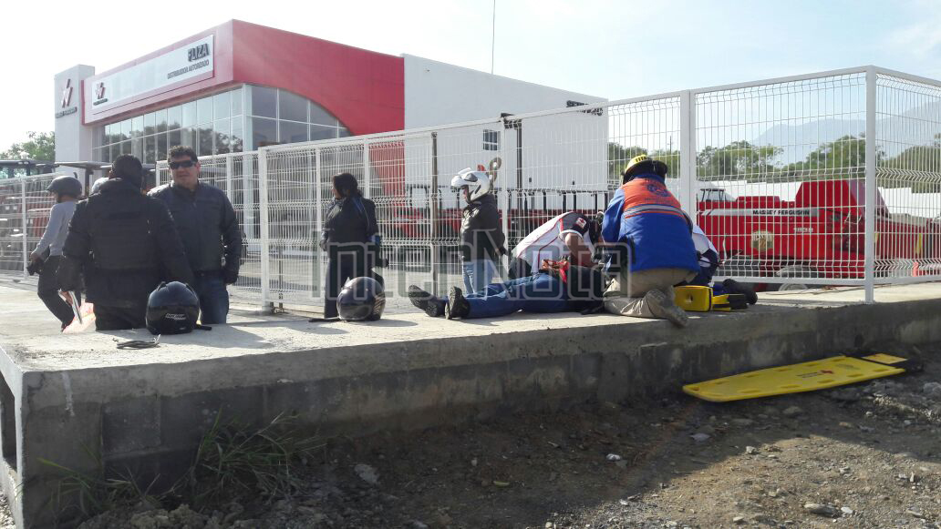 #ENVIVO #INTERNOTA MOTOCICLISTA DERRAPA DEBIDO A CERRÓN