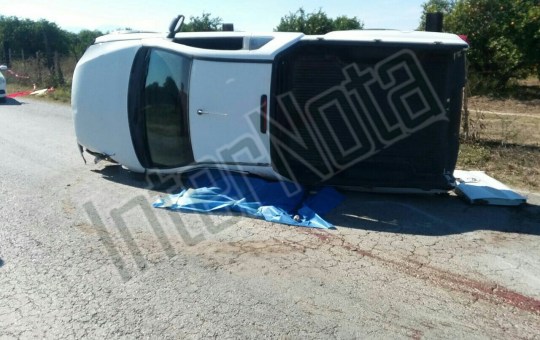 FUERTE VOLCADURA DEJA UNA PERSONA SIN VIDA Y UNA MÁS LESIONADA