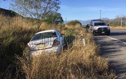 #ABANDONAN #VEHÍCULO A UN COSTADO DE LA CARRETERA MONTEMORELOS A GENERAL TERÁN.