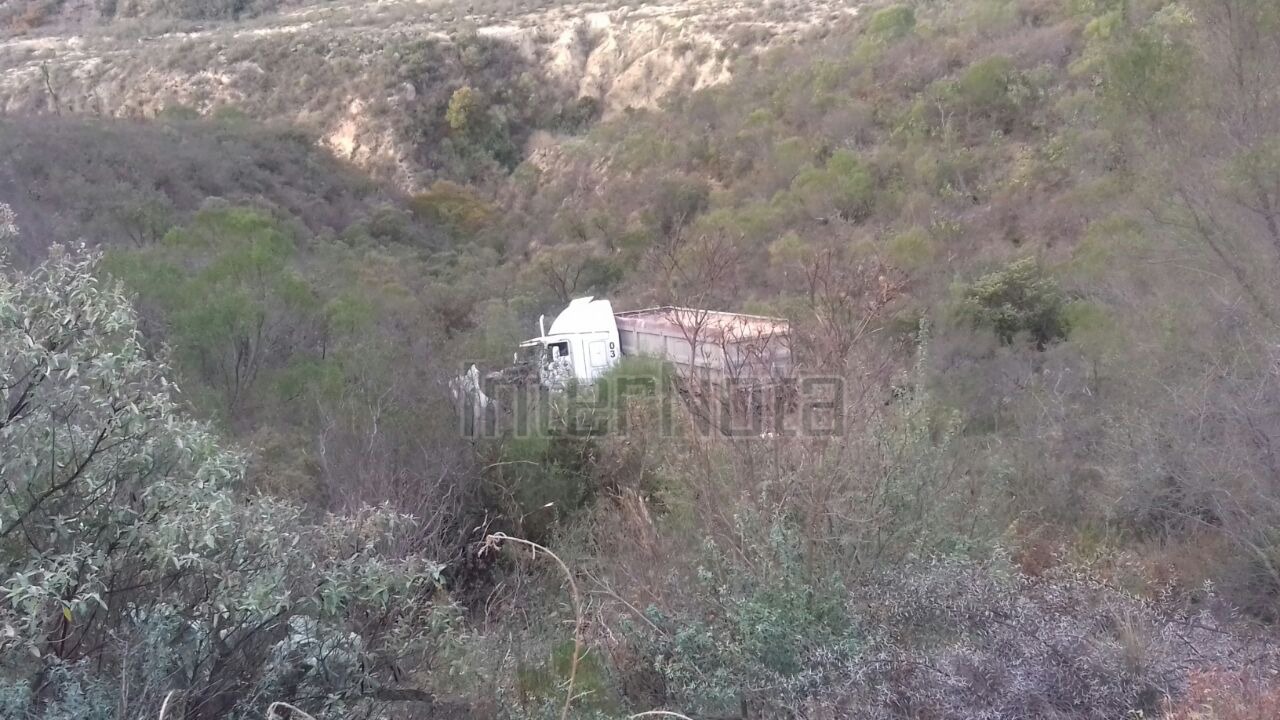 TRAILER CAE A UN BARRANCO DEJANDO UN LESIONADO