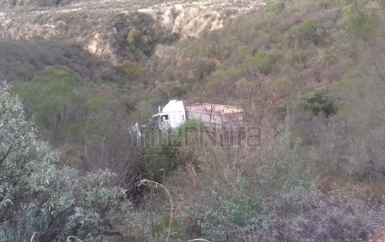 TRAILER CAE A UN BARRANCO DEJANDO UN LESIONADO