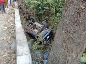 PIERDE EL CONTROL Y SE VUELCA.