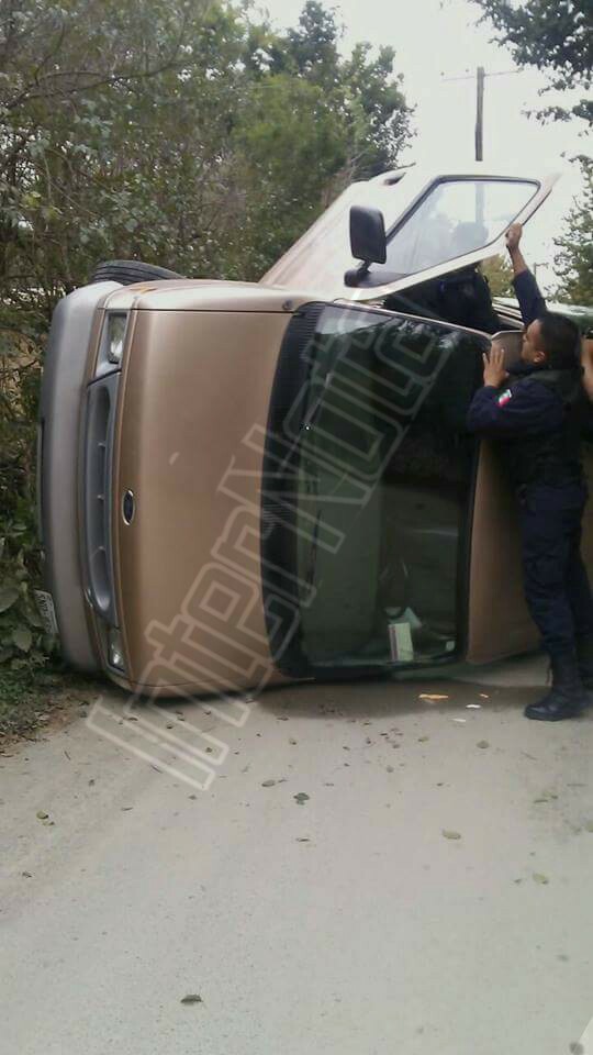 Santiago.- Un accidente vial tipo volcadura se registró en congregación Margaritas en la calle Miguel Hidalgo donde afortunadamente no se registraron lesionados. El vehículo participante es una camioneta de la marca Ford tipo Club Wagon en color café conducida por una femenina de nombre Lucero Caballero Almaguer con domicilio en el centro de Santiago, quien comento que perdió el control de su unidad y en su intento por estabilizarla termino volcándola. Al lugar arribaron de inmediato elementos de protección civil y paramédicos de Cruz Roja quienes atendieron en el lugar sin necesidad de traslado debido a que la mujer solo resulto con golpes leves.