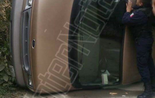 Santiago.- Un accidente vial tipo volcadura se registró en congregación Margaritas en la calle Miguel Hidalgo donde afortunadamente no se registraron lesionados. El vehículo participante es una camioneta de la marca Ford tipo Club Wagon en color café conducida por una femenina de nombre Lucero Caballero Almaguer con domicilio en el centro de Santiago, quien comento que perdió el control de su unidad y en su intento por estabilizarla termino volcándola. Al lugar arribaron de inmediato elementos de protección civil y paramédicos de Cruz Roja quienes atendieron en el lugar sin necesidad de traslado debido a que la mujer solo resulto con golpes leves.