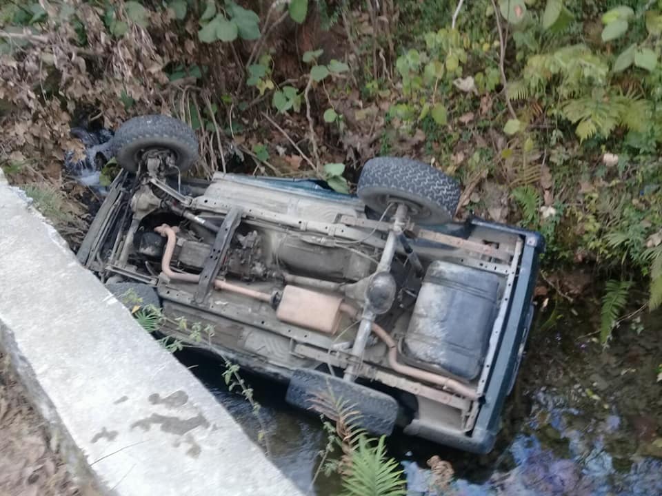 PIERDE EL CONTROL Y SE VUELCA.