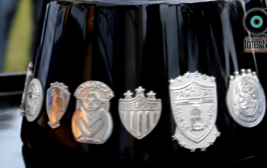 TOMATE LA FOTO CON LA COPA DE LOS TIGRES.