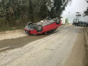 PIERDE CONTROL Y VUELCA AL SALIR DE LA PRESA DE LA BOCA.