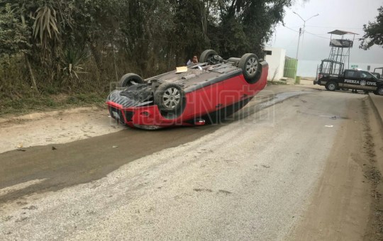 PIERDE CONTROL Y VUELCA AL SALIR DE LA PRESA DE LA BOCA.
