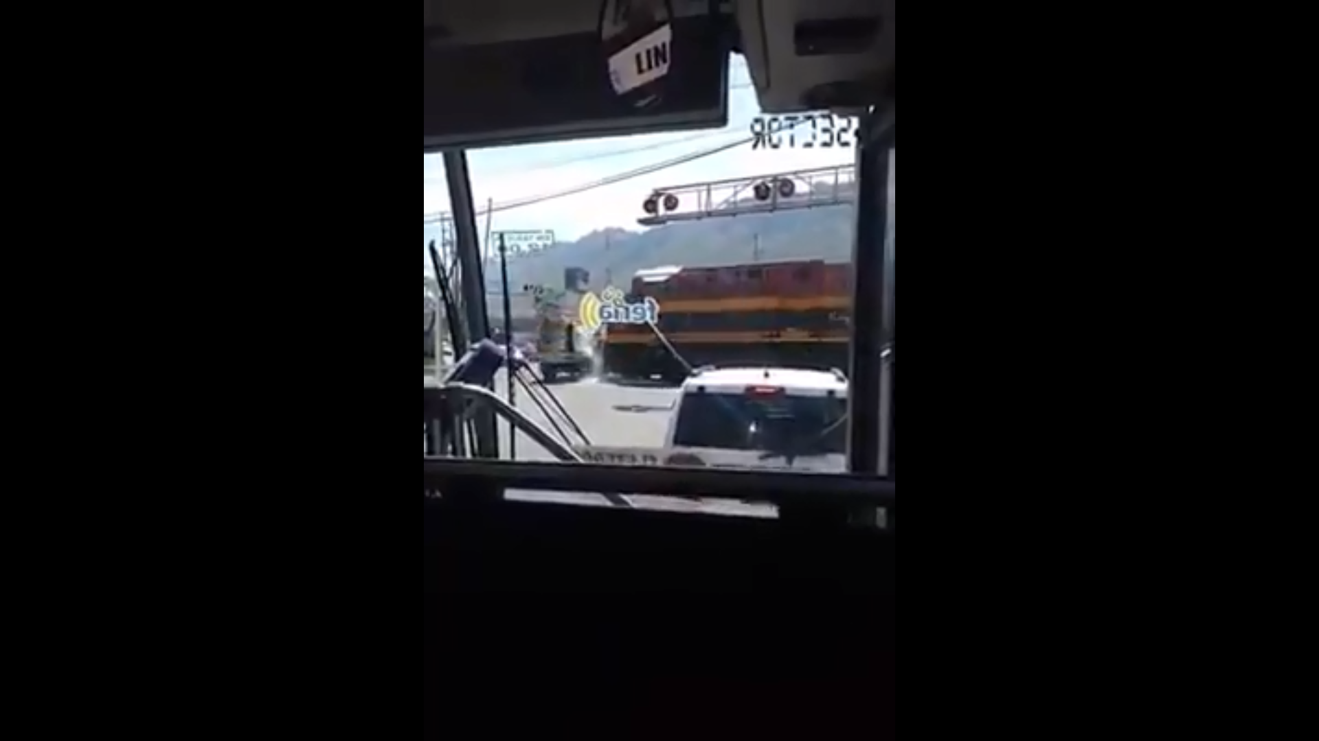 SANTA CATARINA_MOMENTO EXACTO DONDE EL TREN IMPACTA A UN VEHÍCULO