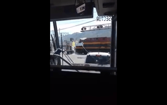 SANTA CATARINA_MOMENTO EXACTO DONDE EL TREN IMPACTA A UN VEHÍCULO