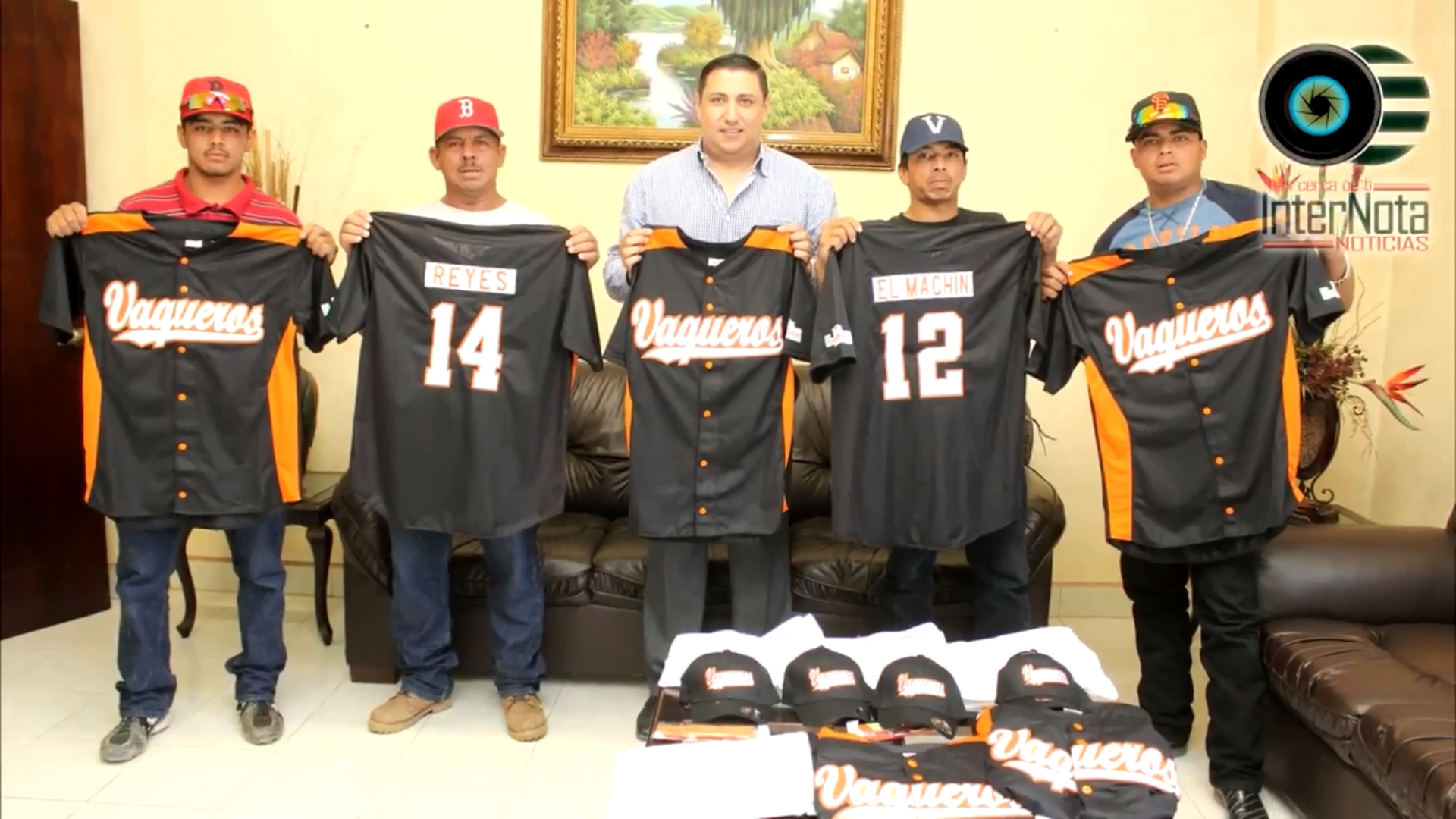 ENTREGAN UNIFORMES A CAMPEONES DE LA LIGA MUNICIPAL DE BÉISBOL