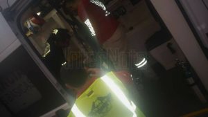 MOTOCICLISTA SE IMPACTA CON AUTOBUS Y RESULTA LESIONADO