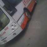 MOTOCICLISTA SE IMPACTA CON AUTOBUS Y RESULTA LESIONADO