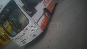 MOTOCICLISTA SE IMPACTA CON AUTOBUS Y RESULTA LESIONADO