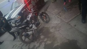 MOTOCICLISTA SE IMPACTA CON AUTOBUS Y RESULTA LESIONADO