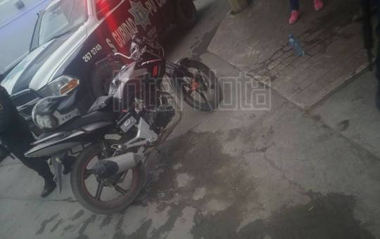 MOTOCICLISTA SE IMPACTA CON AUTOBUS Y RESULTA LESIONADO