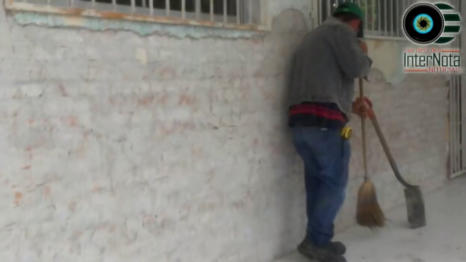 TRABAJAN EN MEJORAS PARA ESCUELA PRIMARIA DE HACIENDA SAN ANTONIO.