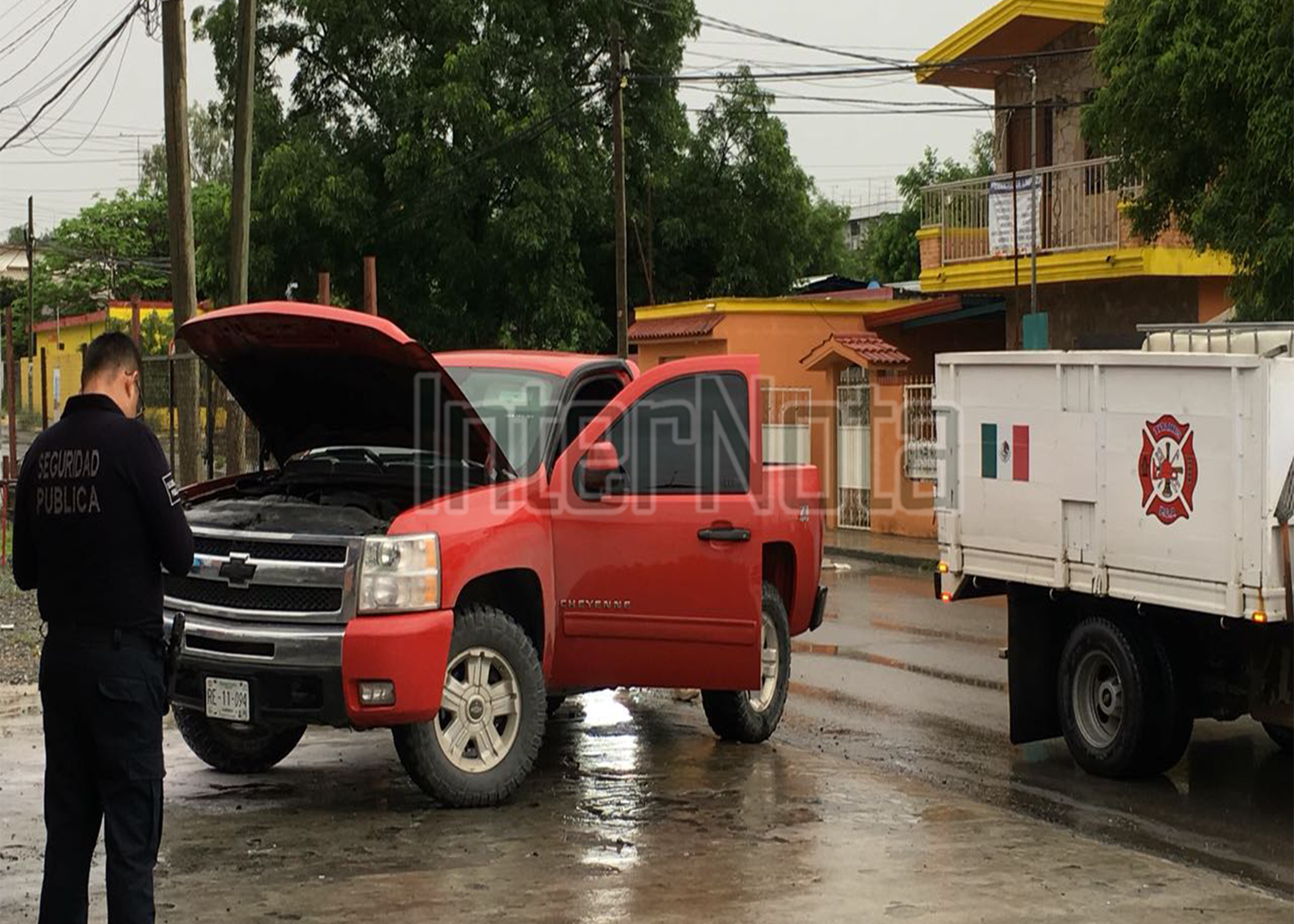 SE INCENDIA VEHÍCULO EN ESTACIONAMIENTO DE TIENDA