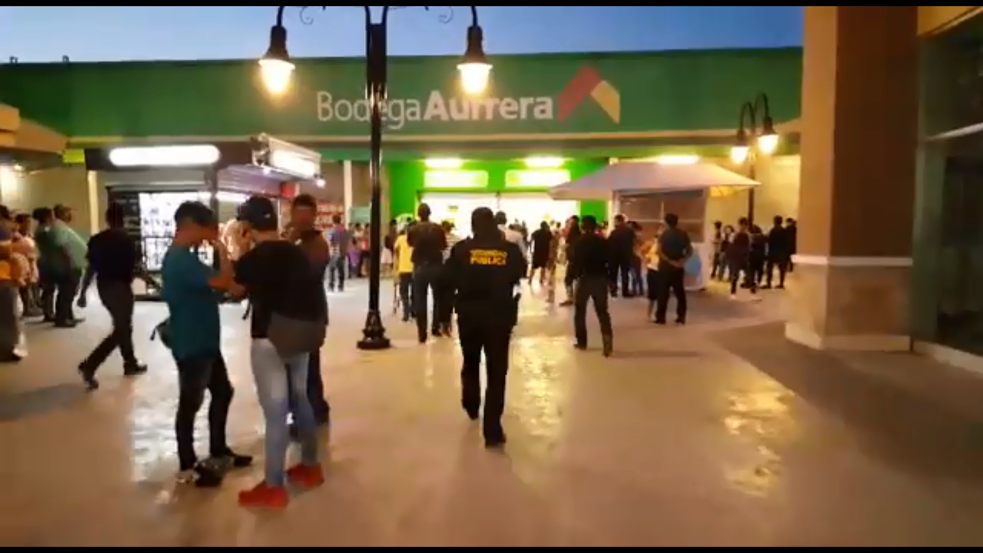 HOMBRE INTENTA QUITARSE LA VIDA EN UN CENTRO COMERCIAL