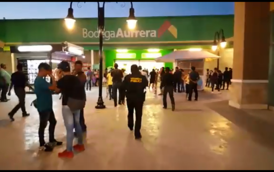 HOMBRE INTENTA QUITARSE LA VIDA EN UN CENTRO COMERCIAL