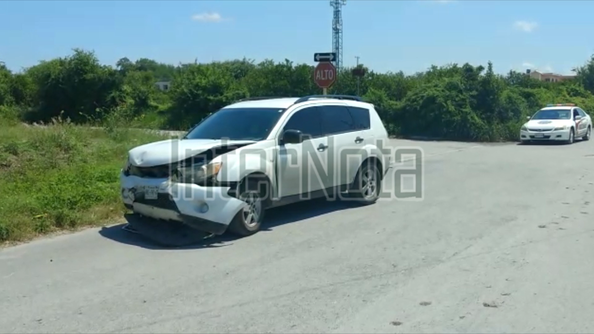 Montemorelos. - un accidente vial tipo crucero se registró en la Colonia Zaragoza en la calle Marcelo Becerra Gil cruce con Tehuantepec, donde presuntamente el responsable fue el conductor de la camioneta tipo Mitsubishi Outlander en color blanca. Hasta el momento se desconocen los datos de las personas quienes viajaban a bordo de estos vehículos sin embargo cabe mencionar que no hay lesionados. Al lugar acuden cuerpos de auxilio, así como elementos de seguridad quienes atienden el reporte para realizar los servicios correspondientes.