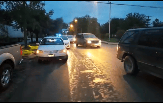 SE IMPACTA VEHÍCULO CONTRA MOTOCICLETA.
