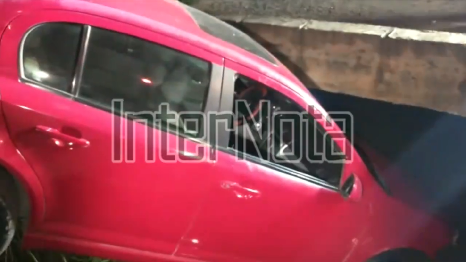 CAE VEHÍCULO A CANAL AL PERDER EL CONTROL EN CURVA, TRIPULANTE ABANDONA EL AUTO.