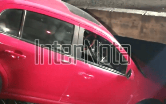 CAE VEHÍCULO A CANAL AL PERDER EL CONTROL EN CURVA, TRIPULANTE ABANDONA EL AUTO.