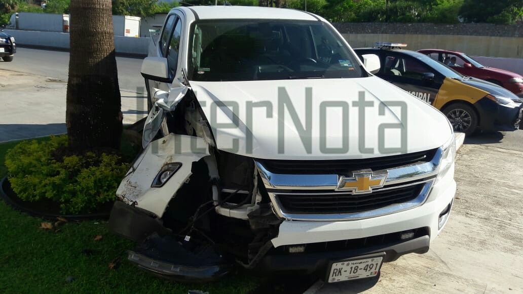 RECIBE CERRÓN PIERDE EL CONTROL Y SE IMPACTA CONTRA PALMERA