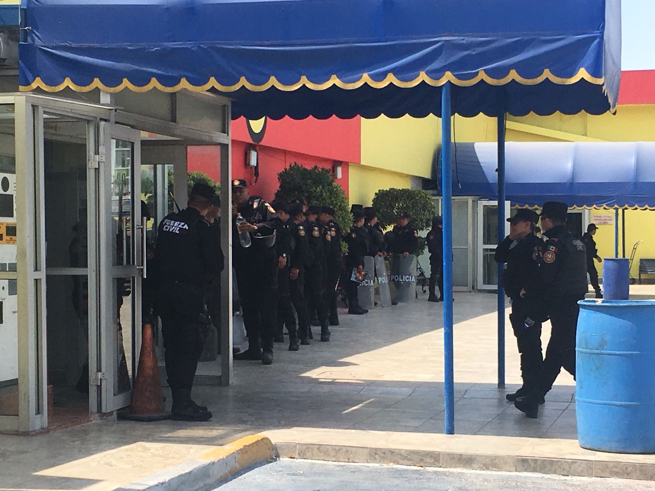 CIERRAN PULGA RÍO POR OPERATIVO POLICIAL.