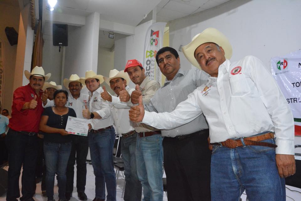 JUAN ESPINOZA EGUIA, CANDIDATO A DIPUTADO DISTRITO 9, JUNTO CON PEDRO PABLO TREVIÑO, PRESIDENTE DEL PRI ESTATAL, VISITARON DR. ARROYO, MIER Y NORIEGA, DONDE REALIZANDO LA TOMA DE PROTESTA.
