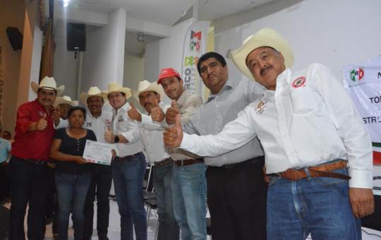 JUAN ESPINOZA EGUIA, CANDIDATO A DIPUTADO DISTRITO 9, JUNTO CON PEDRO PABLO TREVIÑO, PRESIDENTE DEL PRI ESTATAL, VISITARON DR. ARROYO, MIER Y NORIEGA, DONDE REALIZANDO LA TOMA DE PROTESTA.