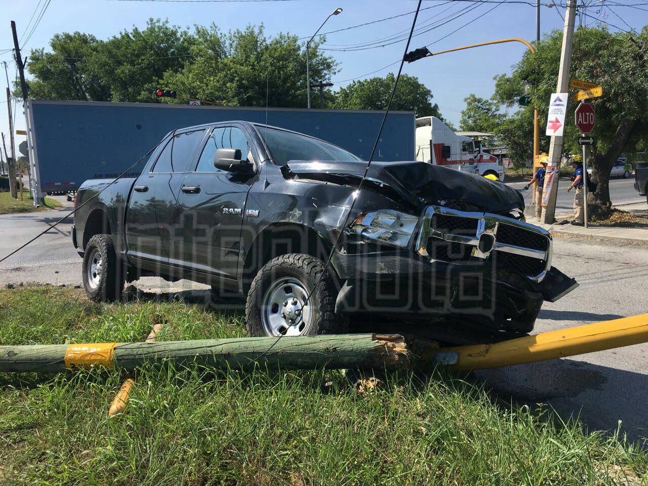 CHOCAN Y DERRIBAN SEMÁFORO.