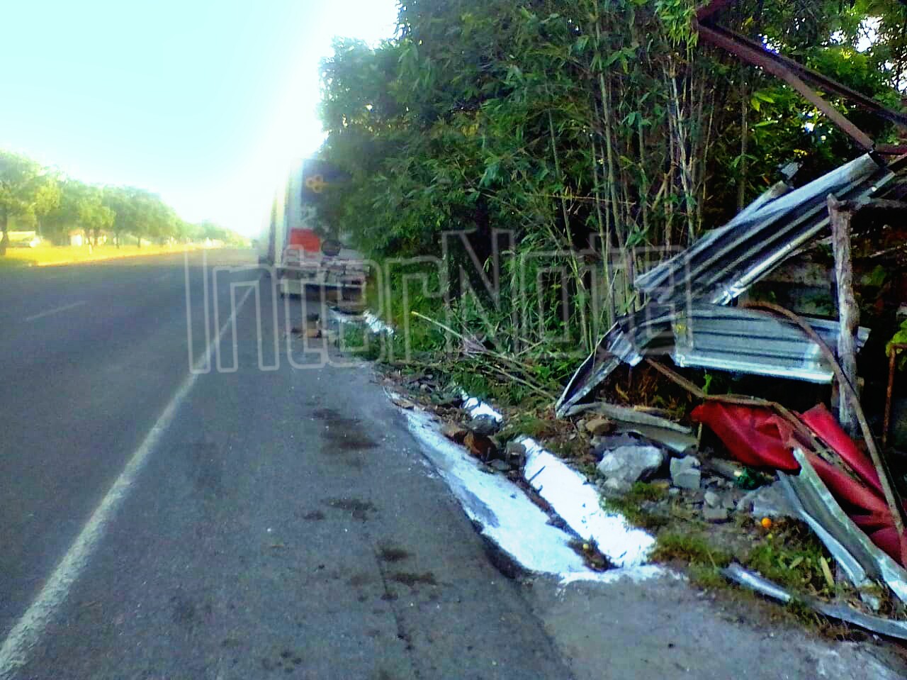 SE ORILLA Y SE LLEVA DE ENCUENTRO UN LOCAL.