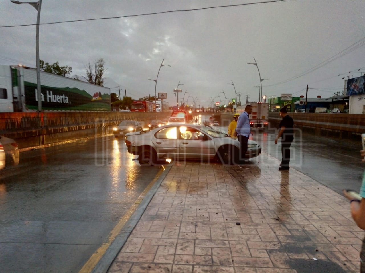PIERDE EL CONTROL TERMINANDO EN EL CAMELLÓN CENTRAL.