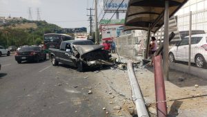 VEHÍCULO PIERDE EL CONTROL FRENTE A WAL-MART A LA ALTURA DE GARZA SADA EN MONTERREY, UNA MUJER QUE SE ENCONTRABA EN LA PARADA DE AUTOBUSES RESULTÓ LESIONADA AL SER ARROLLADA. EN EL LUGAR YA SE ENCUENTRAN LAS AUTORIDADES CORRESPONDIENTES, MÁS INFORMACIÓN EN UNOS MOMENTOS MÁS.