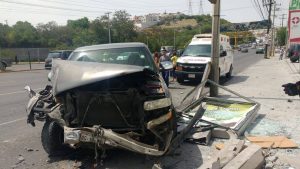 VEHÍCULO PIERDE EL CONTROL FRENTE A WAL-MART A LA ALTURA DE GARZA SADA EN MONTERREY, UNA MUJER QUE SE ENCONTRABA EN LA PARADA DE AUTOBUSES RESULTÓ LESIONADA AL SER ARROLLADA. EN EL LUGAR YA SE ENCUENTRAN LAS AUTORIDADES CORRESPONDIENTES, MÁS INFORMACIÓN EN UNOS MOMENTOS MÁS.