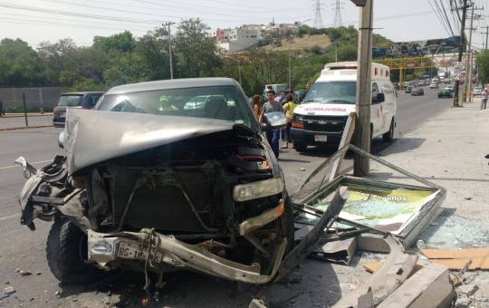 VEHÍCULO PIERDE EL CONTROL FRENTE A WAL-MART A LA ALTURA DE GARZA SADA EN MONTERREY, UNA MUJER QUE SE ENCONTRABA EN LA PARADA DE AUTOBUSES RESULTÓ LESIONADA AL SER ARROLLADA. EN EL LUGAR YA SE ENCUENTRAN LAS AUTORIDADES CORRESPONDIENTES, MÁS INFORMACIÓN EN UNOS MOMENTOS MÁS.